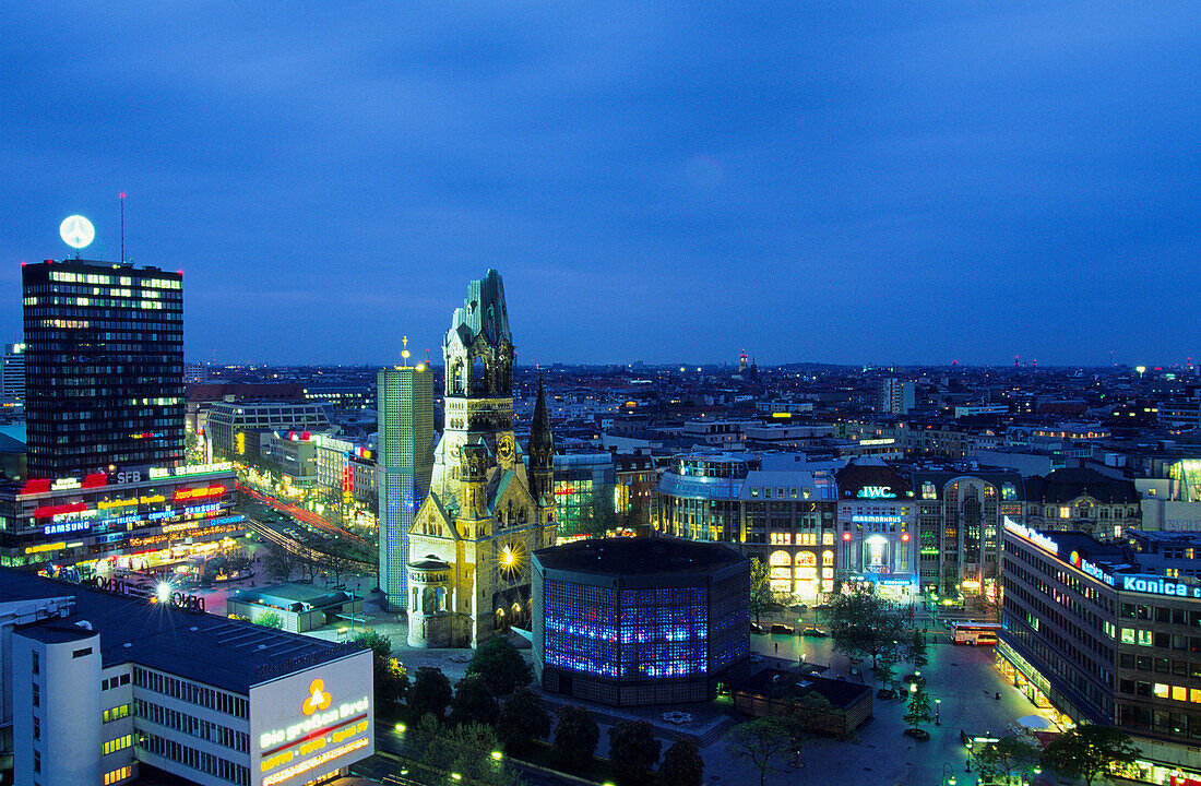 Europa, Deutschland, Berlin, Gedächtniskirche auf dem Breitscheidplatz am Kurfürstendamm