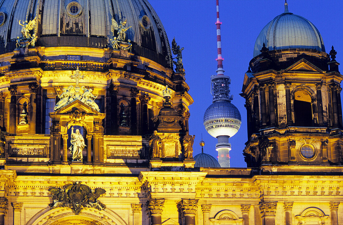 Berliner Dom mit dem Fernsehturm im Hintergrund bei Nacht, Berlin, Deutschland