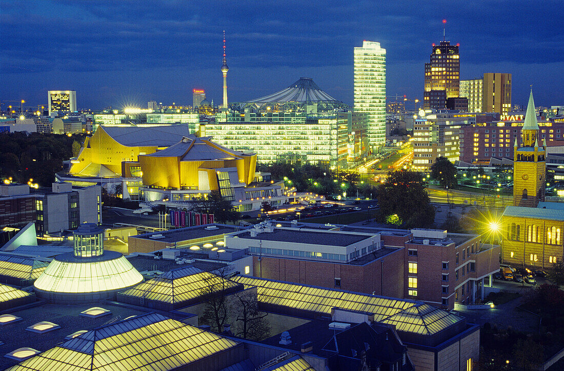 Blick auf den Potsdamer Platz mit Philharmonie bei Nacht, Berlin, Deutschland