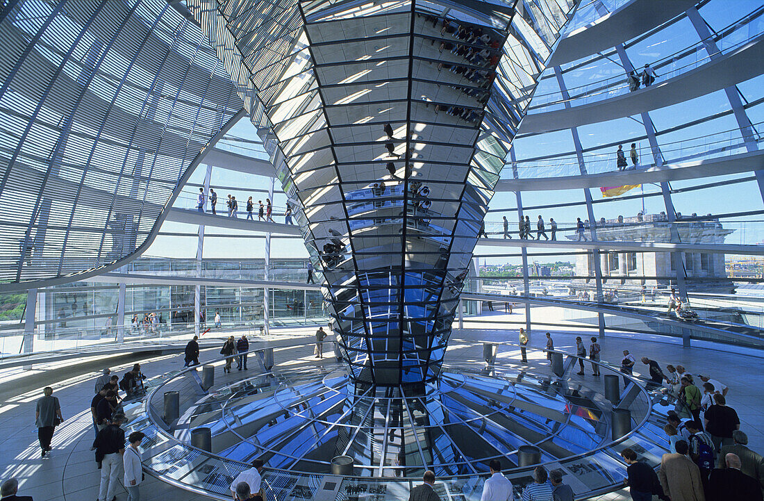 Besucher besichtigen Reichstagskuppel, Berlin, Deutschland