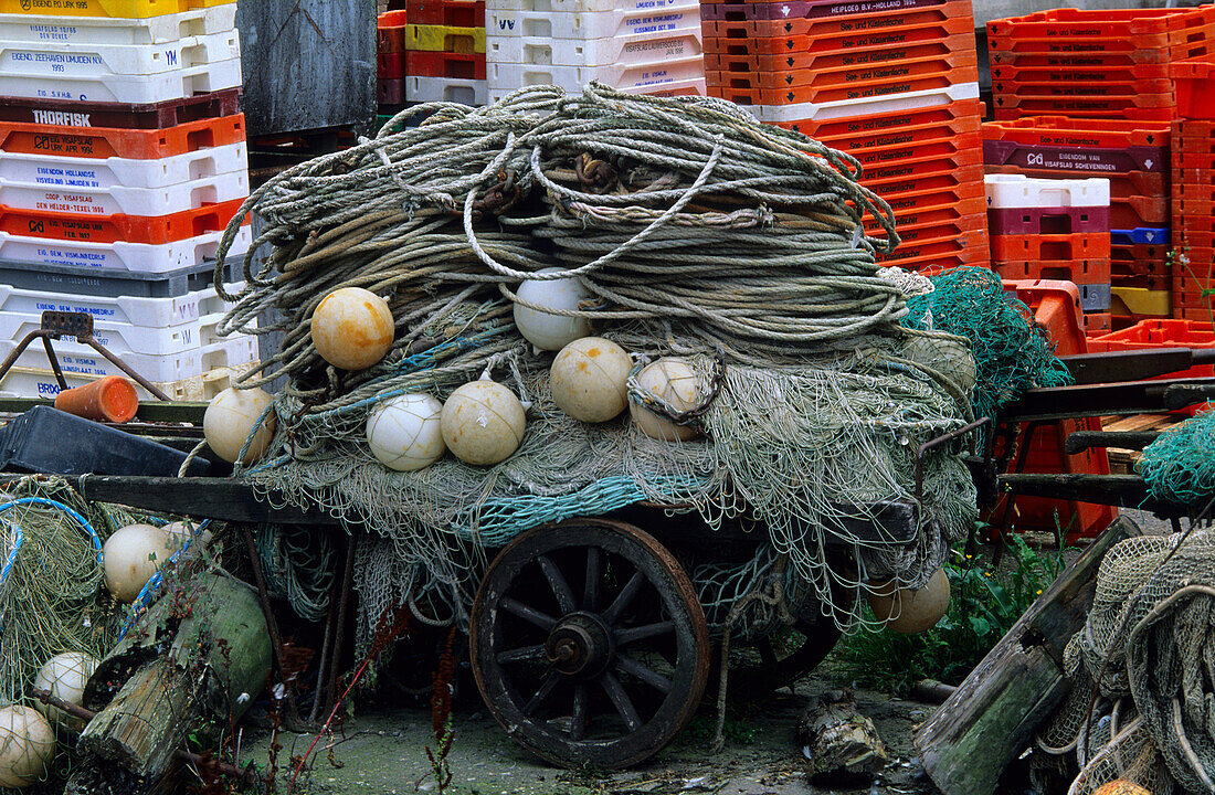 Europa, Deutschland, Mecklenburg Vorpommern, Insel Rügen, Fischernetze im Hafen von Sassnitz