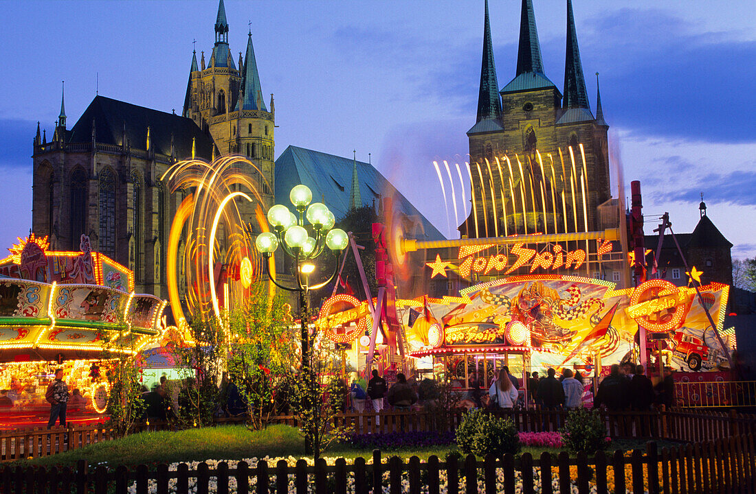 Europa, Deutschland, Thüringen, Erfurt, Frühlingsfest auf dem Domplatz mit dem Mariendom und der Severikirche im Hintergrund