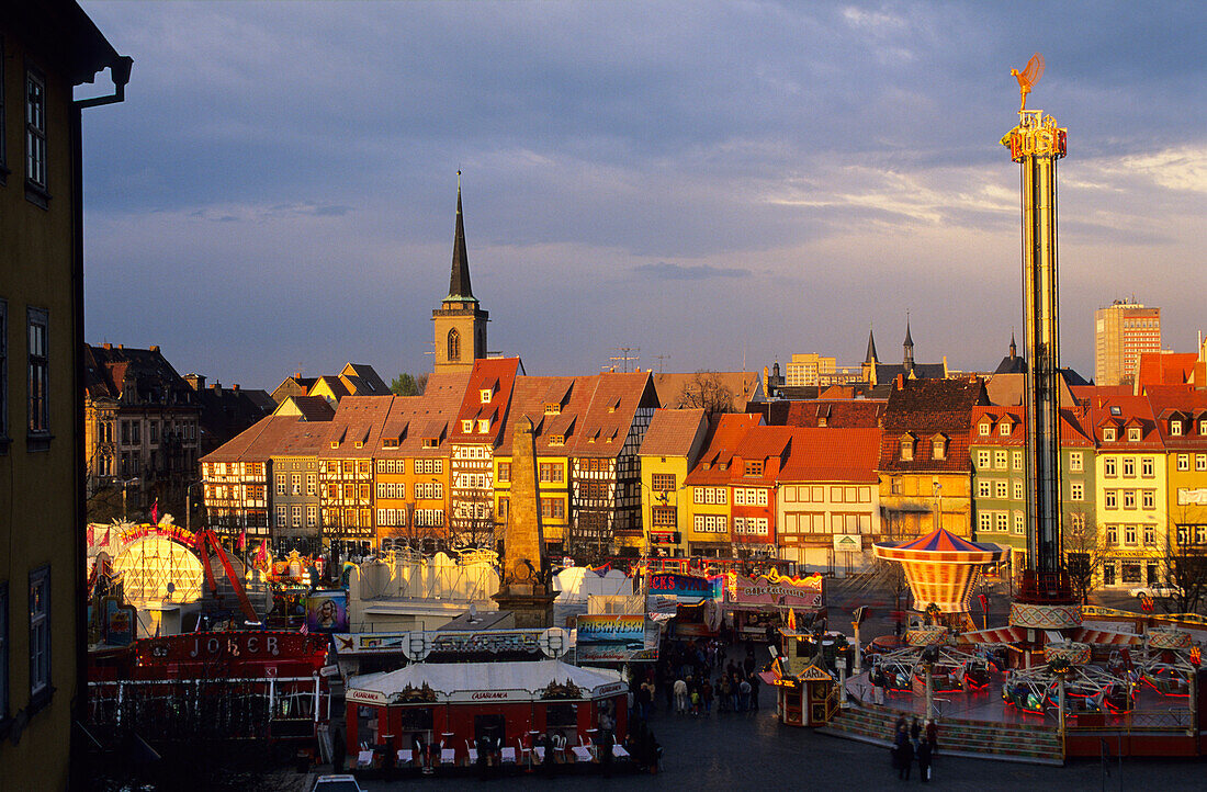 Europa, Deutschland, Thüringen, Erfurt, Kirmes auf dem Domplatz mit Fachwerkhäusern im Hintergrund