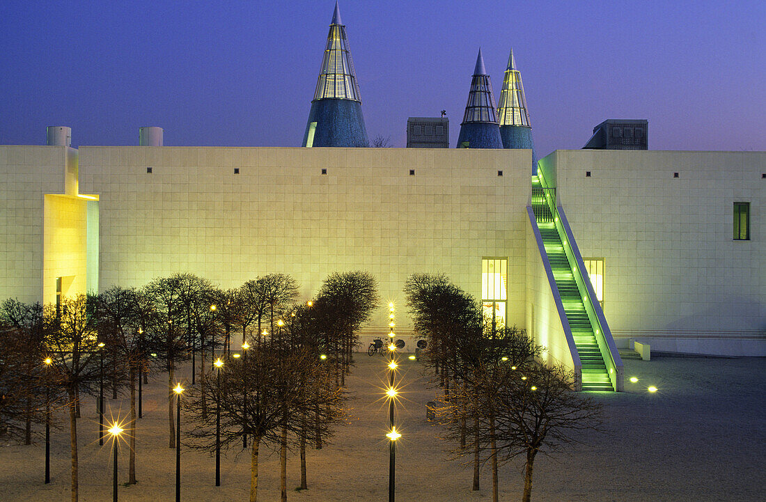 Kunst- und Ausstellungshalle der Bundesrepublik Deutschland bei Nacht, Bonn, Nordrhein-Westfalen, Deutschland