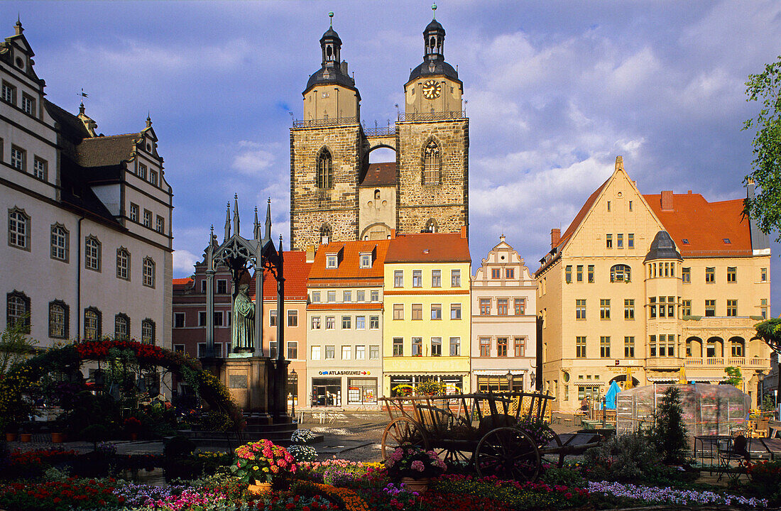 Europa, Deutschland, Sachsen-Anhalt, Denkmal von Martin Luther vor dem historischen Rathaus und der Stadtkirche St. Marien auf dem Marktplatz in Wittenberg