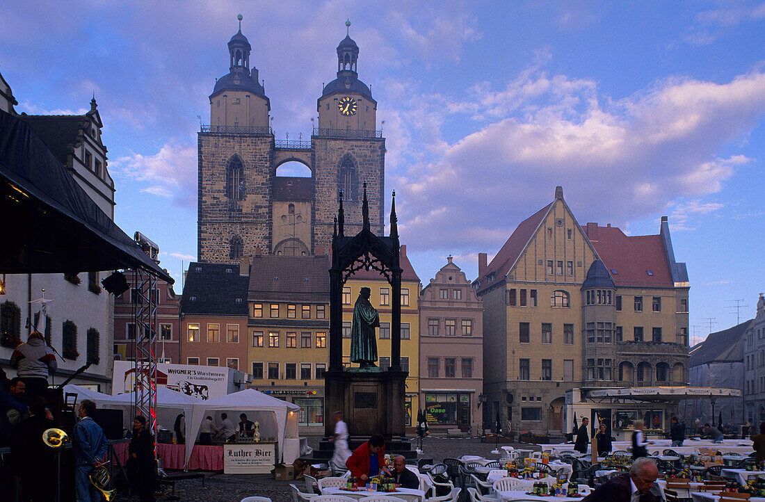 Europa, Deutschland, Sachsen-Anhalt, Denkmal von Martin Luther vor dem historischen Rathaus und der Stadtkirche St. Marien auf dem Marktplatz in Wittenberg