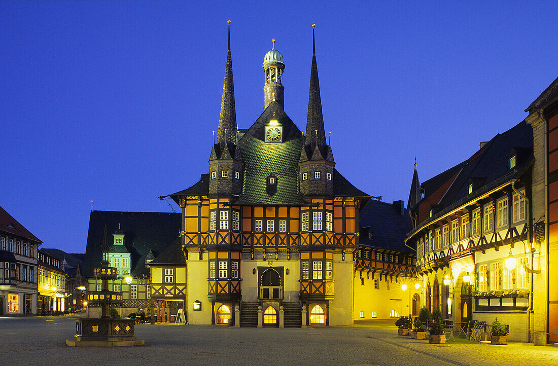 Rathaus am Marktplatz bei Nacht, Wernigerode, Sachsen-Anhalt, Deutschland