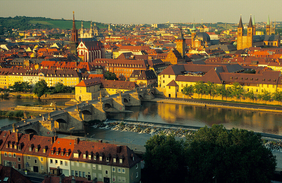 Europe, Germany, Bavaria, Würzburg, Alte Mainbrücke with Kiliansdom and town hall, on the left Marienkapelle