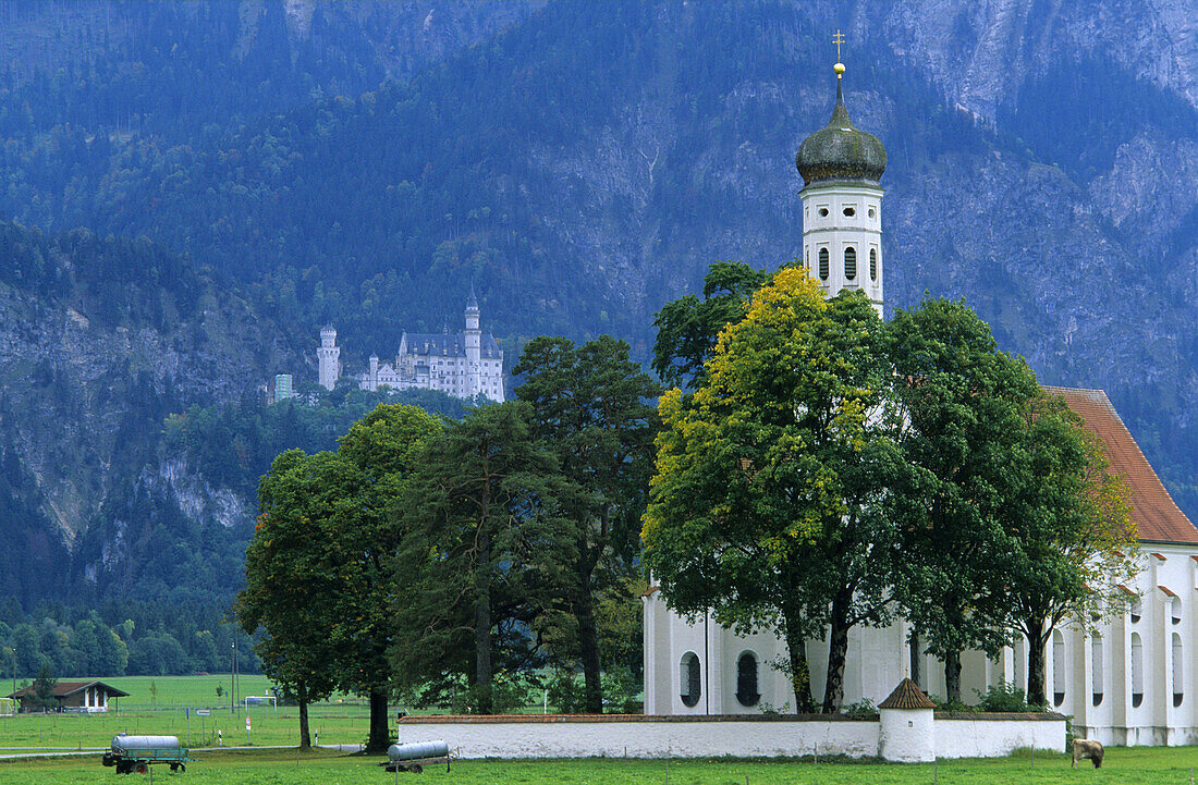 Wallfahrtskirche St. Coloman und Schloss Neuschwanstein im Hintergrund, Schwangau, Bayern, Deutschland