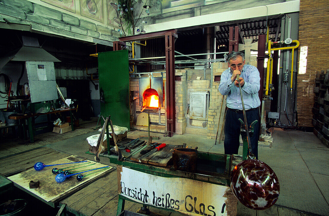 Europe, Germany, Bavaria, Zwiesel, glassblower at the glass lab