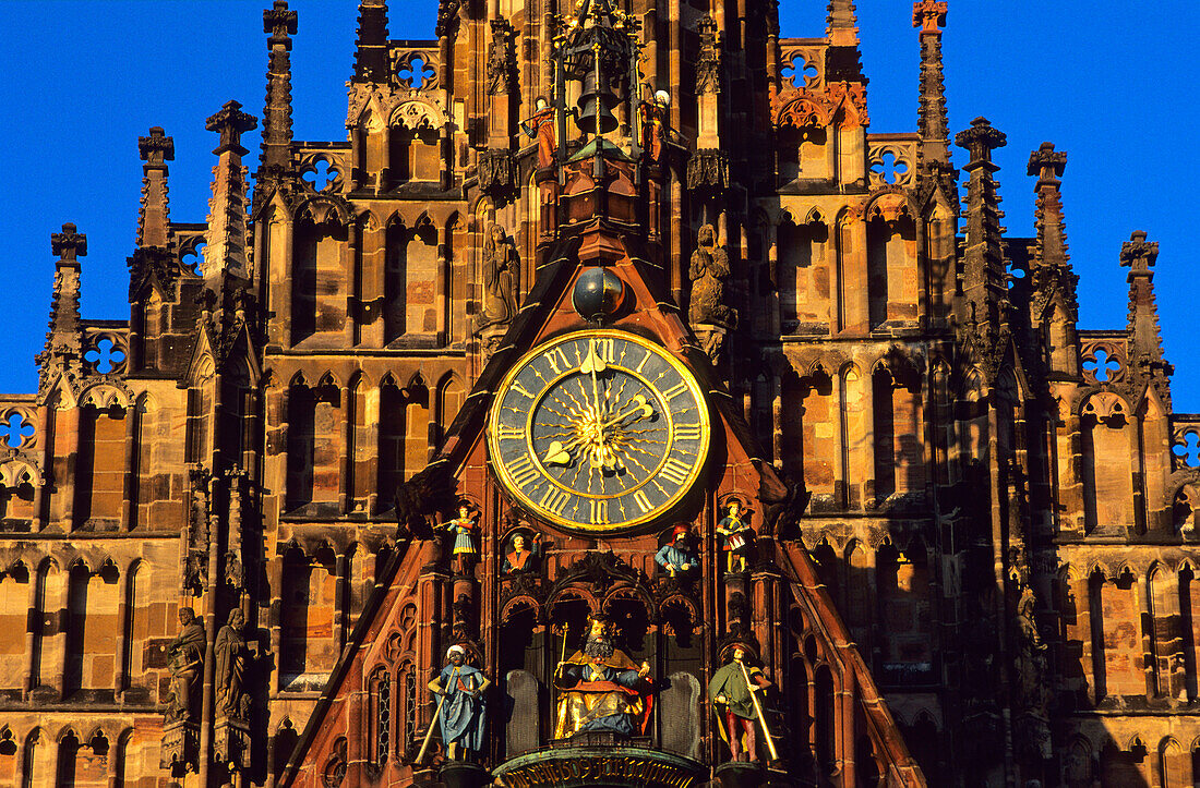 Europa, Deutschland, Bayern, Nürnberg, Nürnberger Frauenkirche, Hauptportal mit der berühmten mechanischen Uhr Männleinlaufen