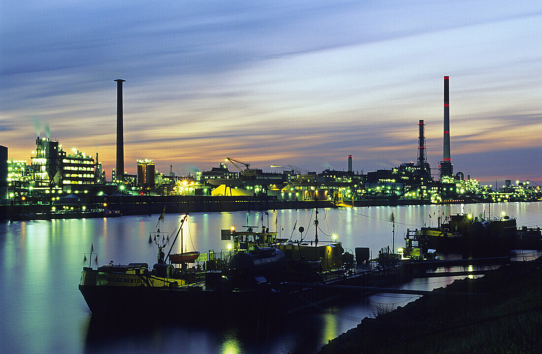 Blick über den Rhein auf auf BASF Werksgelände bei Nacht, Ludwigshafen, Rheinland-Pfalz, Deutschland