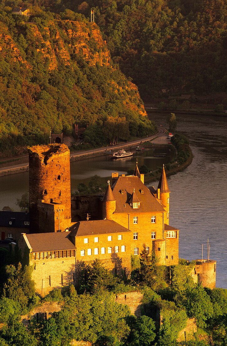 Europa, Deutschland, Rheinland-Pfalz, Sankt Goarshausen, Burg Katz am Rhein, im Hintergrund Loreley