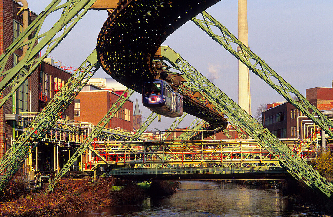 Europa, Deutschland, Nordrhein-Westfalen, Wuppertal, Schwebebahn, [Offizieller Name Einschienige Hängebahn System Eugen Langen]