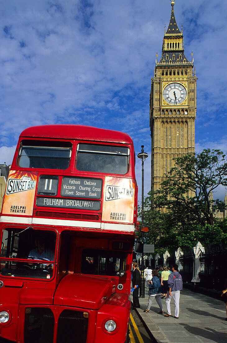 Europa, Grossbritannien, England, London, typischer roter Doppeldeckerbus mit Big Ben im Hintergrund