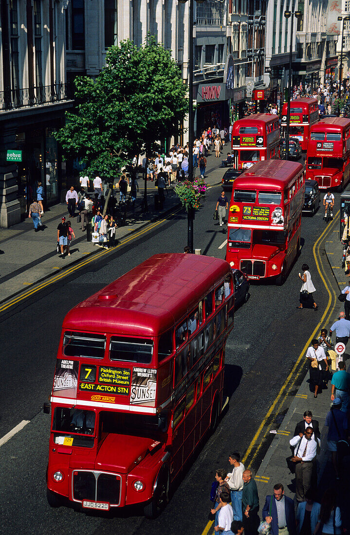 Europa, Grossbritannien, England, London, die typischen roten Doppeldeckerbusse auf der  Oxford Street