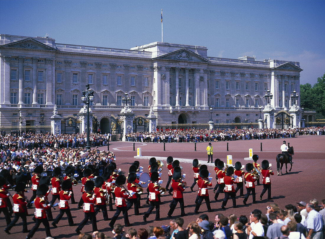 England. June 2007. London City. Buckinham Palace. Changing of Guards
