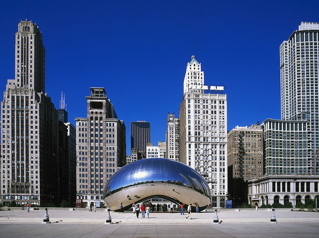 Cloud Gate', stainless Anish Kapoor sculpture nicknamed 'the Bean' in Millennium Park, Chicago. Illinois, USA (June 2007)