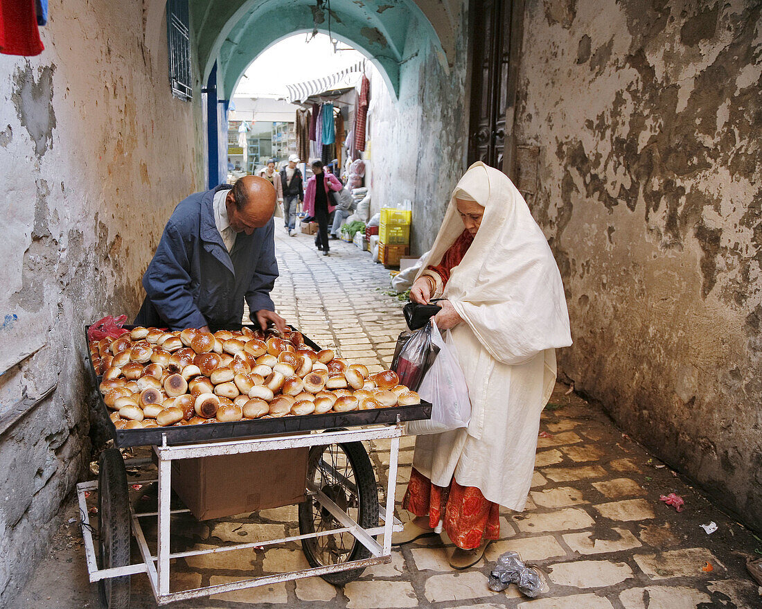 Buying fresh bread in the Sousse Medina Photo: André Maslennikov