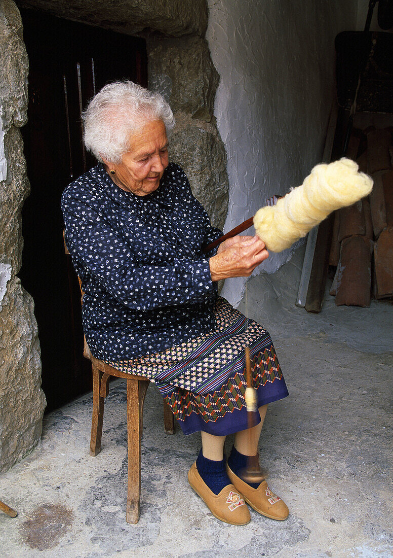 Olivia Moradillo Fernandez during the hand spinning. Sotres (Concejo de Cabrales). Picos de Europa. Asturias, Spain.