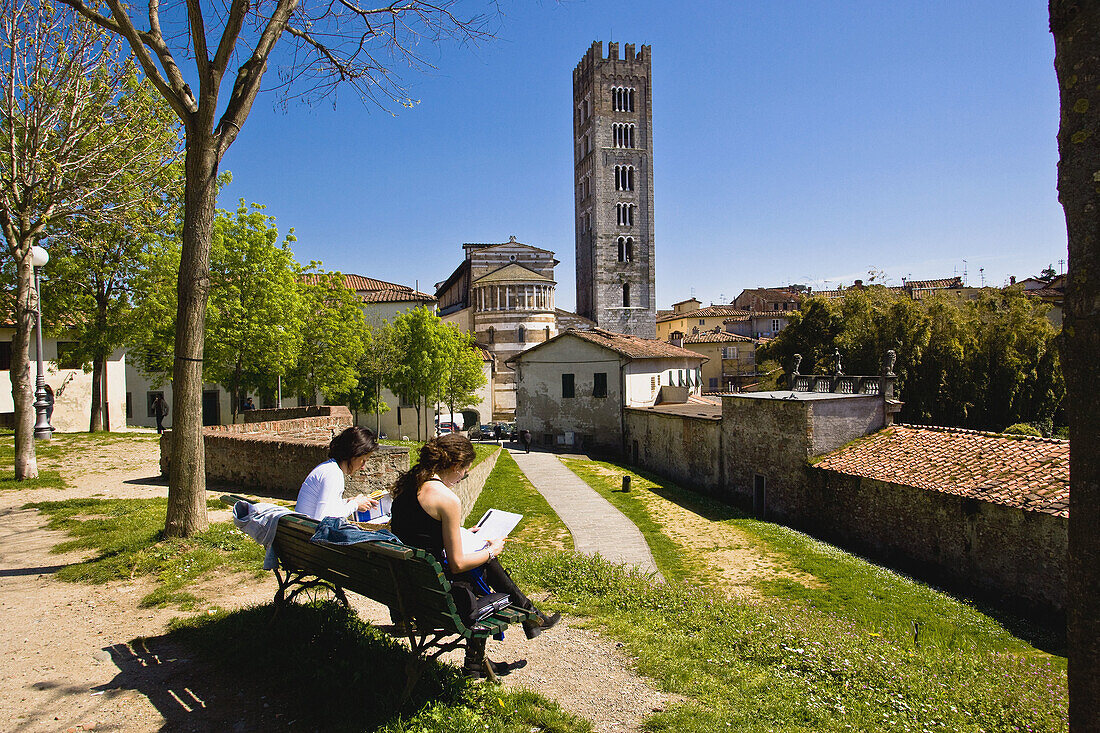 The walls and the Chiesa (church) di San Frediano. Lucca. Tuscany, Italy