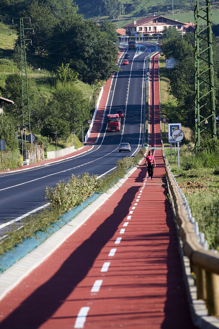 Fahrradweg bei Gernika. Biskaya, Euskadi, Spanien