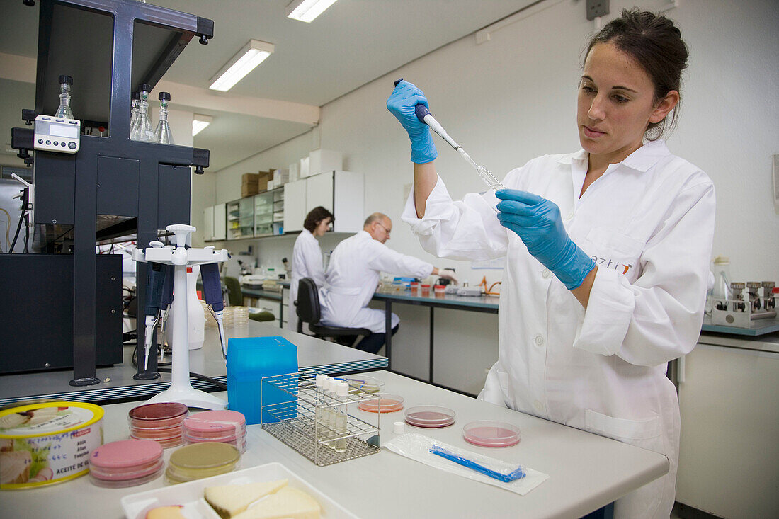 Mikrobiologisches Labor. Mikrobiologische Tests von Lebensmitteln. AZTI-Tecnalia. Technologisches Zentrum, spezialisiert auf Meeres- und Lebensmittelforschung. Sukarrieta, Bizkaia, Euskadi. Spanien.