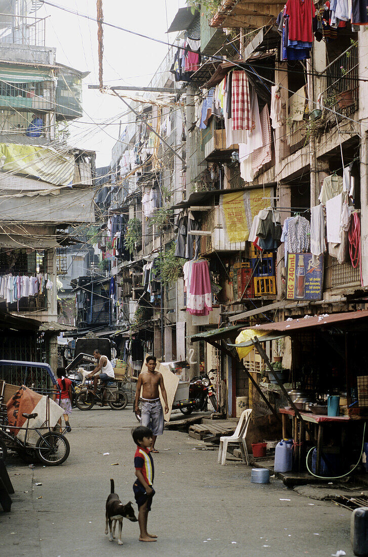 Smokey Mountains ' of Manila, slums which have grown up on the city's garbage dumps and where thousands of families live by recovering and recycling the waste products. Manila. Philippines.