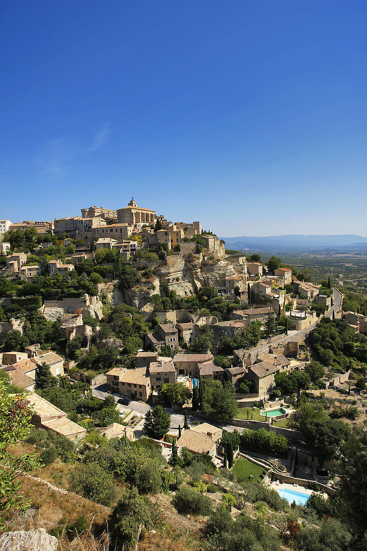 Gordes, ancient village with a 2000 year history, perched on a ridge of the Southern slopes of the Plateau du Vaucluse. Luberon. Vaucluse. Provence-Alpes-Côte d’Azur. France.