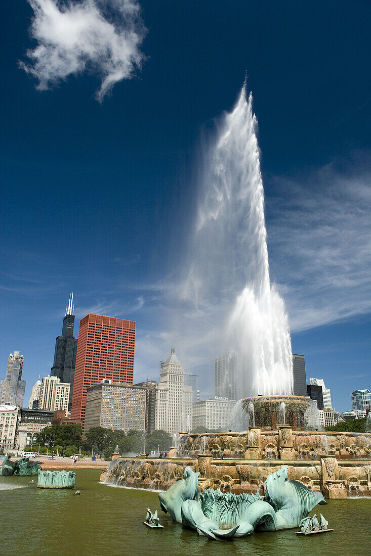 BUCKINGHAM FOUNTAIN, GRANT PARK, CHICAGO, ILLINOIS, USA