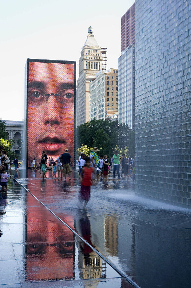 CROWN FOUNTAIN, MILLENNIUM PARK, CHICAGO, ILLINOIS, USA