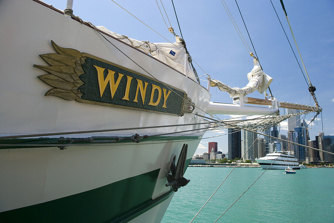 SAILBOAT NAVY PIER WATERFRONT, CHICAGO, ILLINOIS, USA