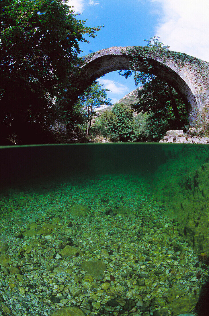 Roman bridge over Dobra river. Asturias