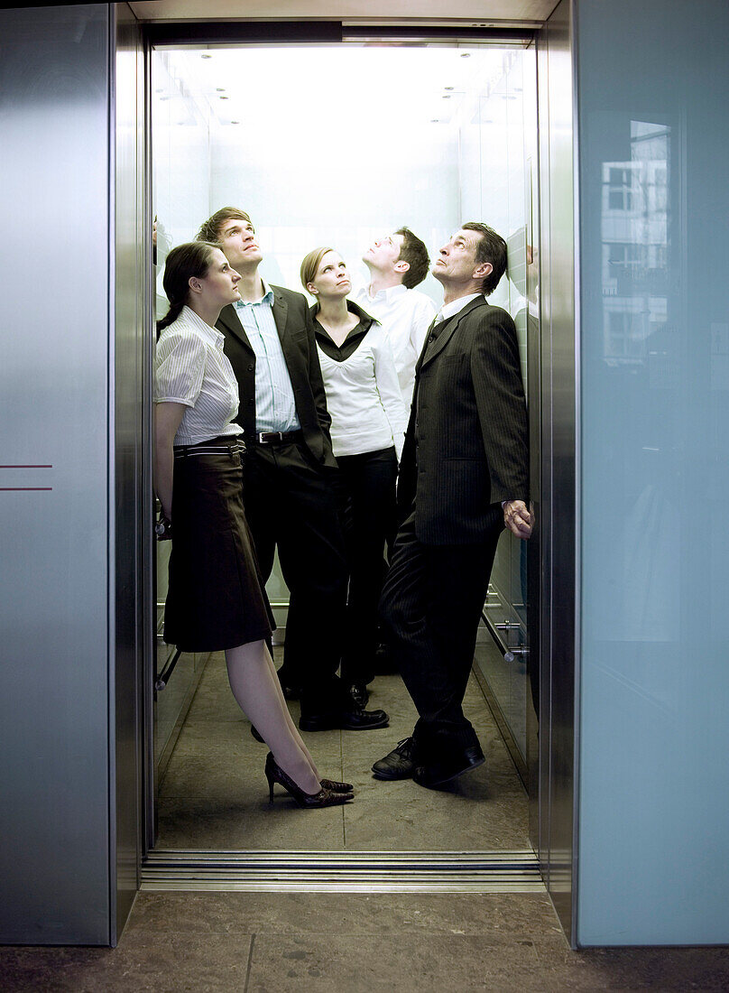 Menschen stehen im Aufzug, München, Bayern, Deutschland