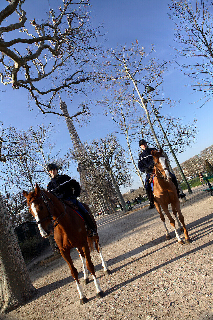 Polizei auf der Parc du Champs de Mars, Paris, Frankreich