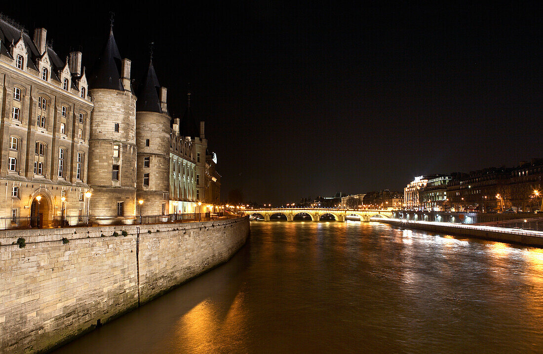 La Concergerie und die Seine in der Nacht, Paris, Frankreich
