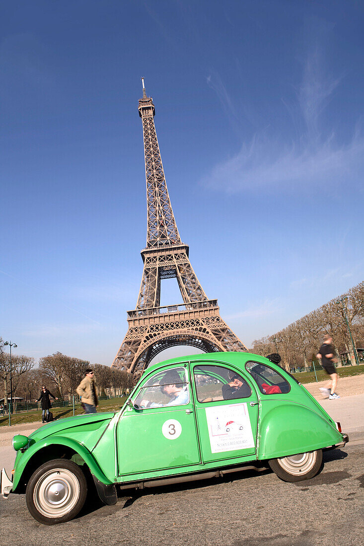 Citroen 2CV6, Ente, Eiffelturm, Parc du Champs de Mars, Paris, Frankreich