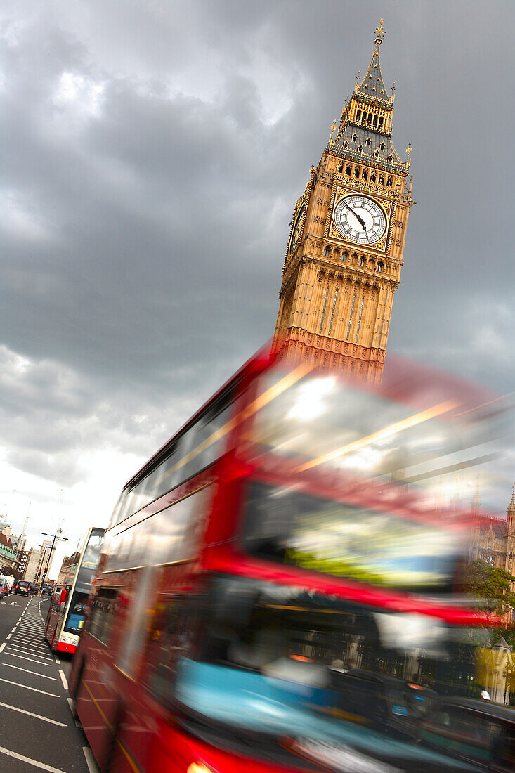 Verkehr auf Westminster Brücke und Big Ben, London, England, Großbritannien