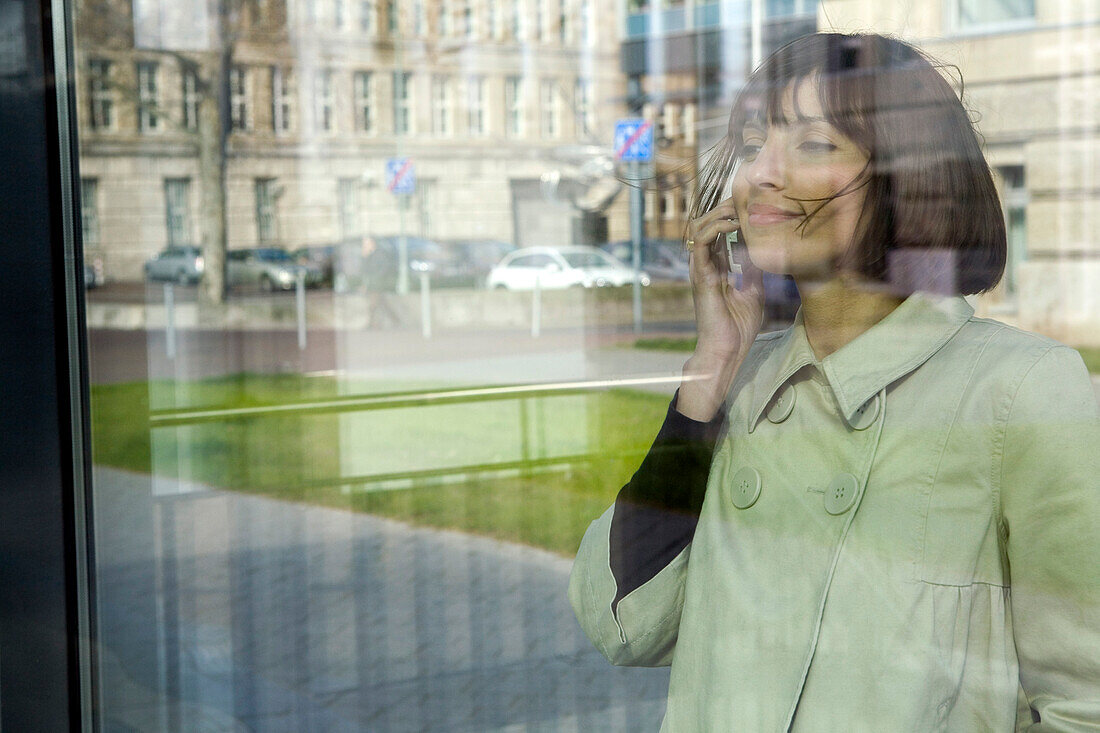 Junge Frau mit Handy, Rheinuferpromenade, Düsseldorf, Nordrhein-Westfalen, Deutschland