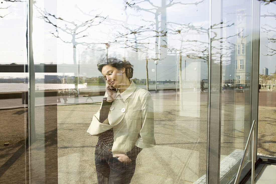Junge Frau telefoniert mit einem Handy, Düsseldorf, Nordrhein Westfalen, Deutschland