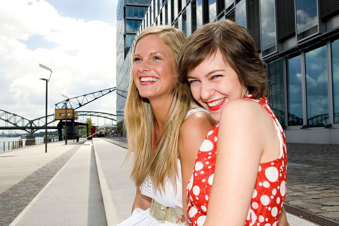 Zwei junge Frauen in Köln, Nordrhein-Westfalen, Deutschland
