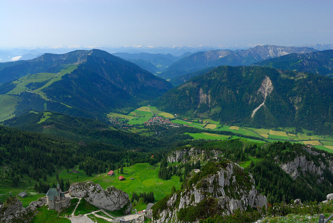 Blick vom Wendelstein auf das Wendelsteinkircherl und Leitzachtal, Bayerische Voralpen, Bayerische Alpen, Oberbayern, Bayern, Deutschland