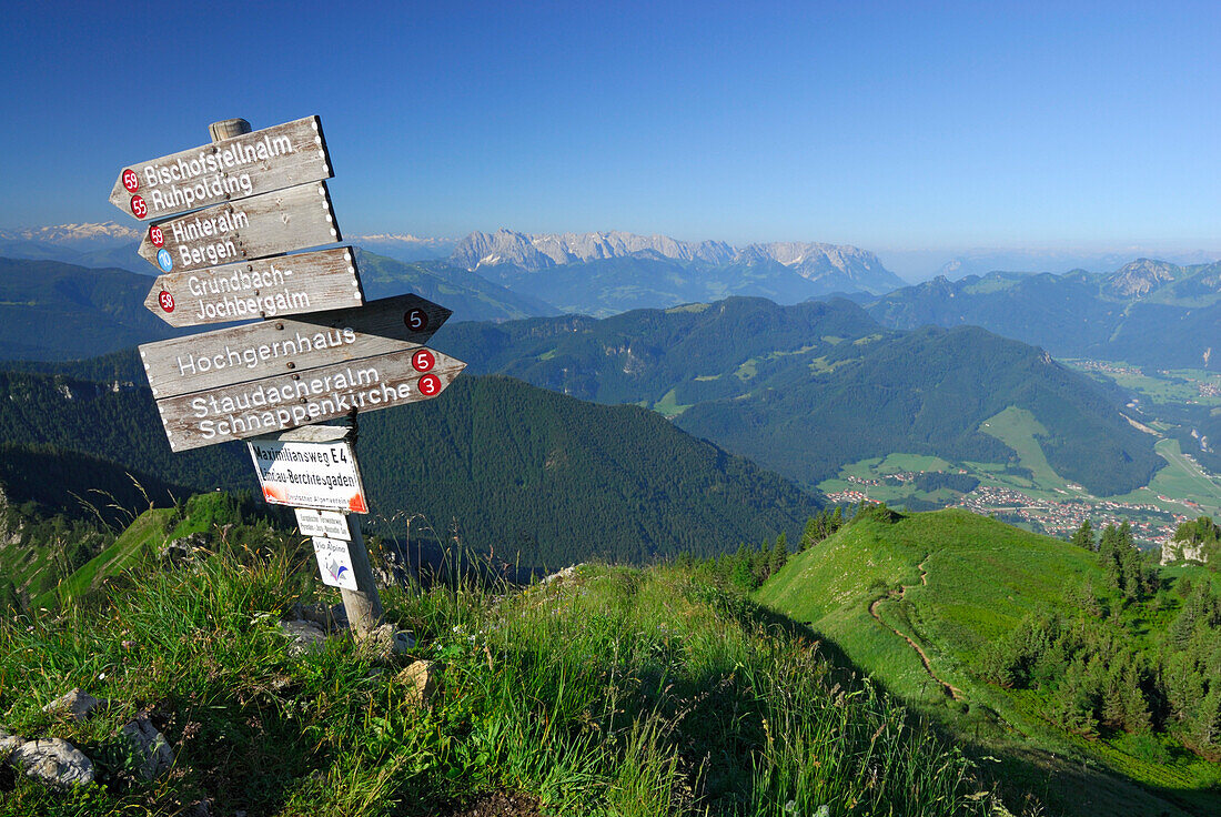 Wegweiser am Hochgern mit Blick auf Wilden Kaiser und Achental, Chiemgauer Alpen, Chiemgau, Oberbayern, Bayern, Deutschland