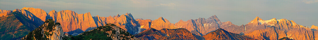 Buchstein, Tegernseer Hütte und Rossstein mit Karwendel bei Alpenglühen im Hintergrund, Panorama vom Hirschberg, Bayerische Voralpen, Bayerische Alpen, Oberbayern, Bayern, Deutschland