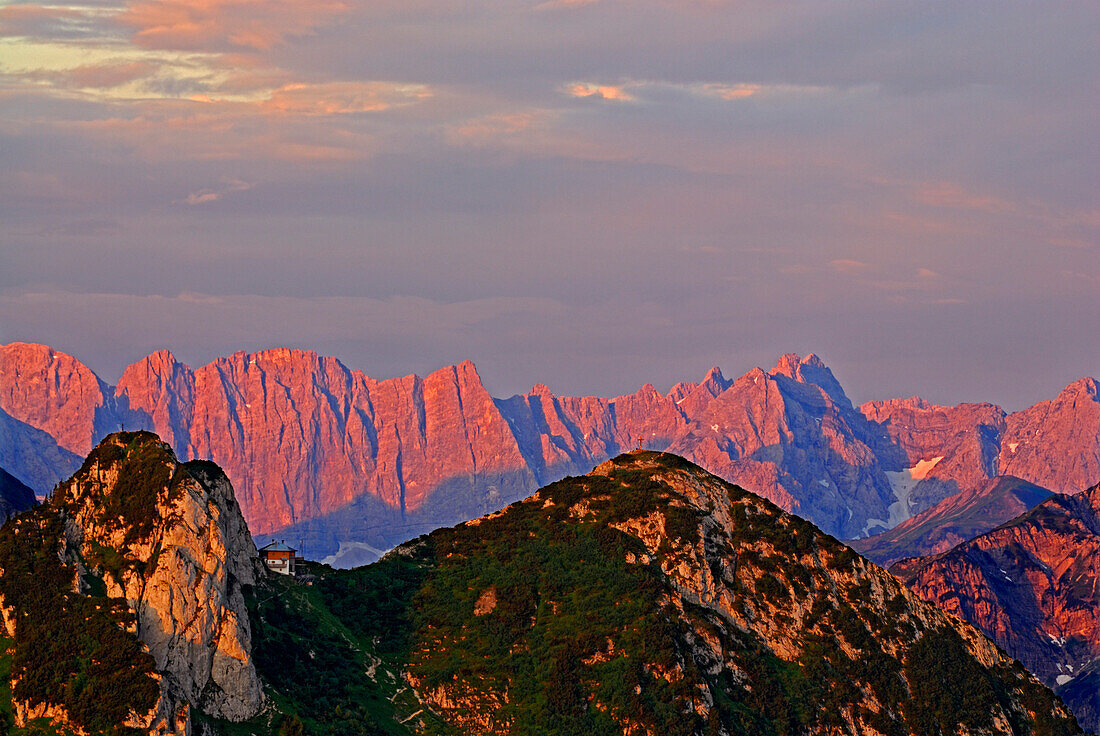 Buchstein, Tegernseer Hütte und Rossstein mit Karwendel (Laliderer Wände) bei Alpenglühen im Hintergrund vom Hirschberg, Bayerische Voralpen, Bayerische Alpen, Oberbayern, Bayern, Deutschland