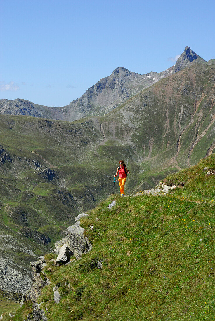 junge Frau beim Wandern, Zinseler, Sarntaler Alpen, Südtirol, Alta Badia, Italien