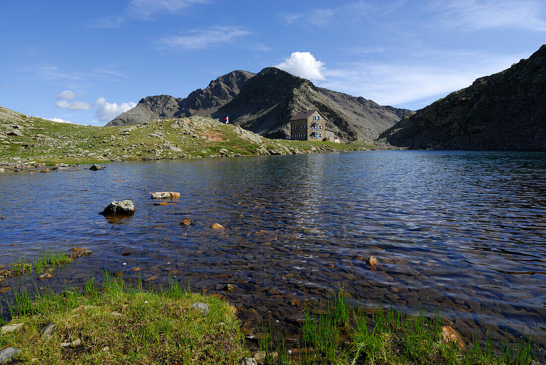 Flaggerschartenhütte mit See, Marburg-Siegener Hütte, Rifugio Forcella di Vallaga, Sarntaler Alpen, Südtirol, Alta Badia, Italien