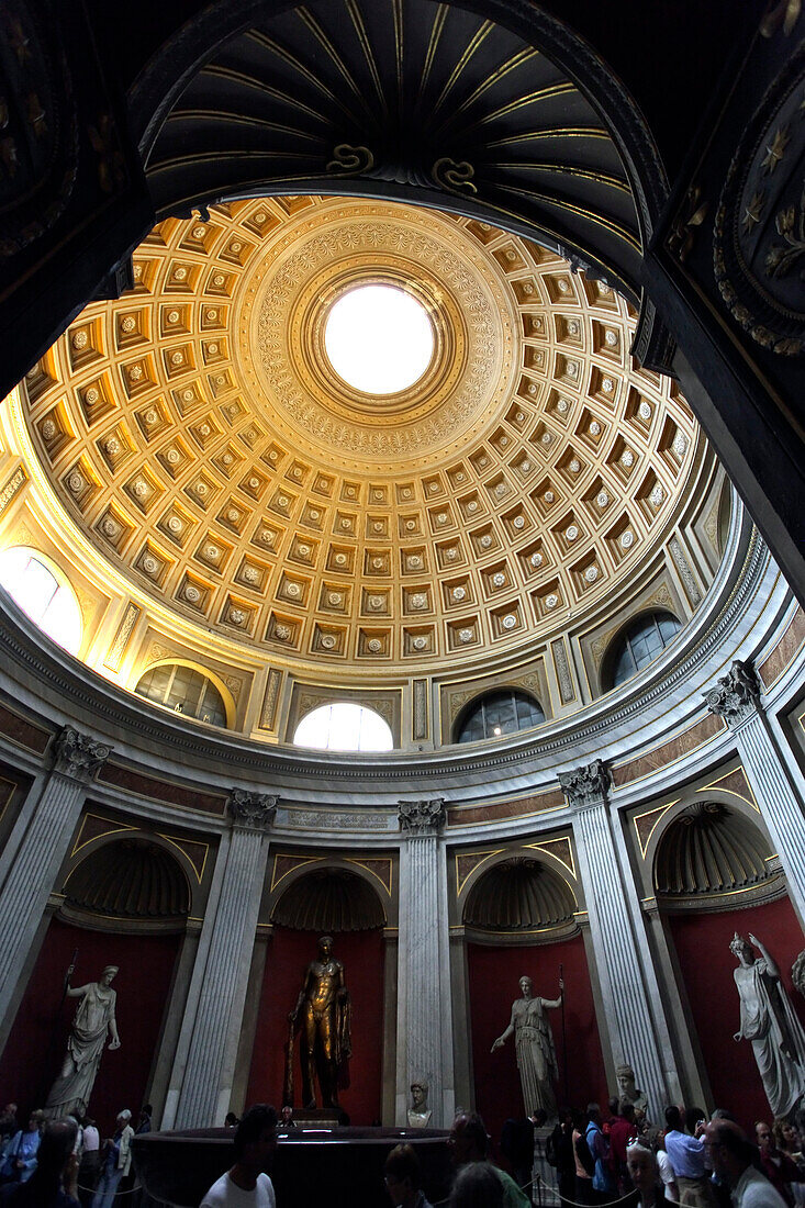 Touristen besichtigen Vatikanische Museen, Vatikanstadt, Rom, Italien