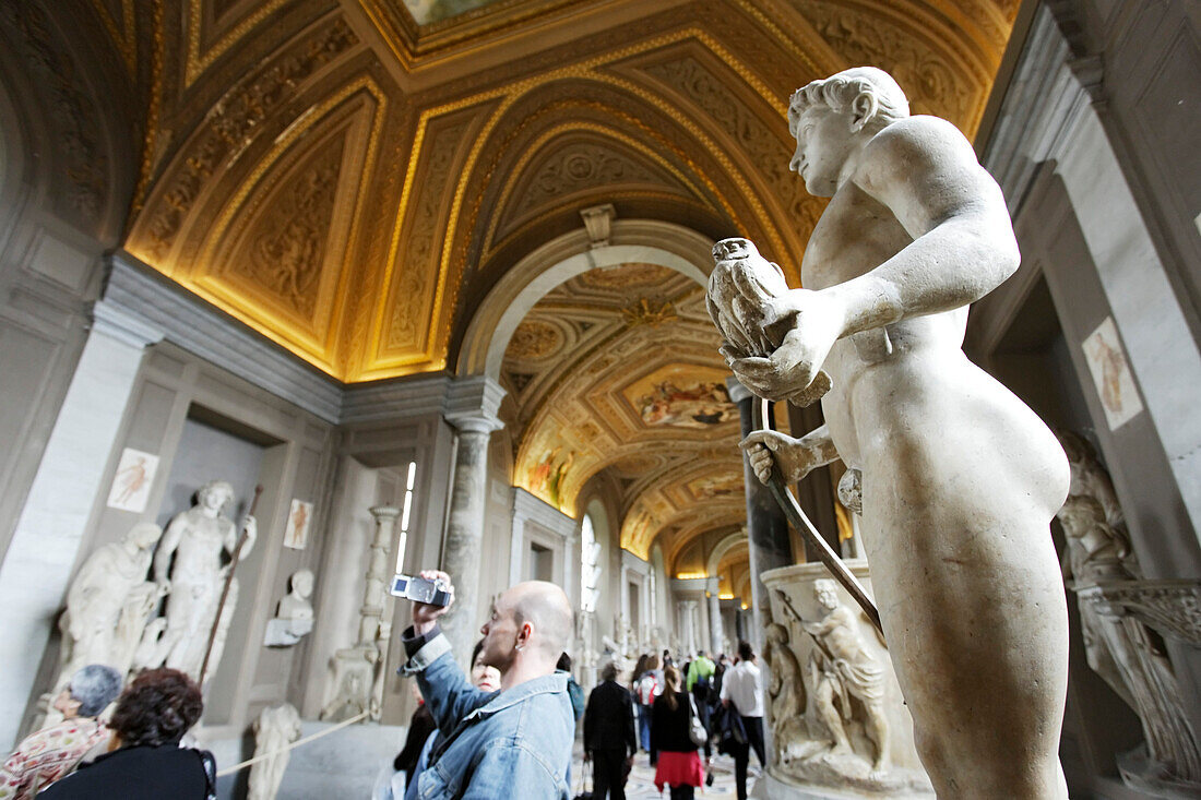 Touristen besichtigen Skulpturen, Vatikanische Museen, Vatikanstadt, Rom, Italien