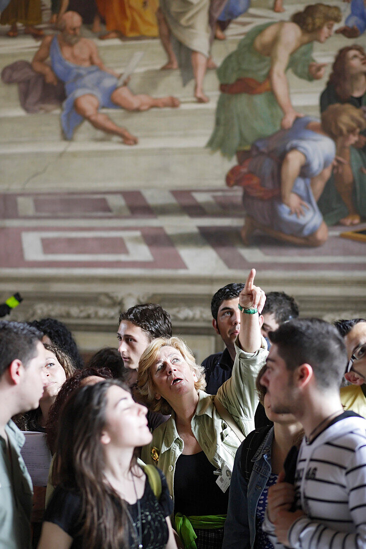 Touristen besichtigen Stanza della Segnatura, Stanze di Raffaelo, Vatikanische Museen, Vatikanstadt, Rom, Italien